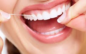 La importancia de utilizar el hilo dental
